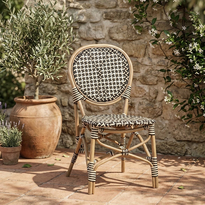Silla Bistró fabricada en ratán natural con asiento y respaldo en ratán sintético, fabricación artesanal con estructura apilable
