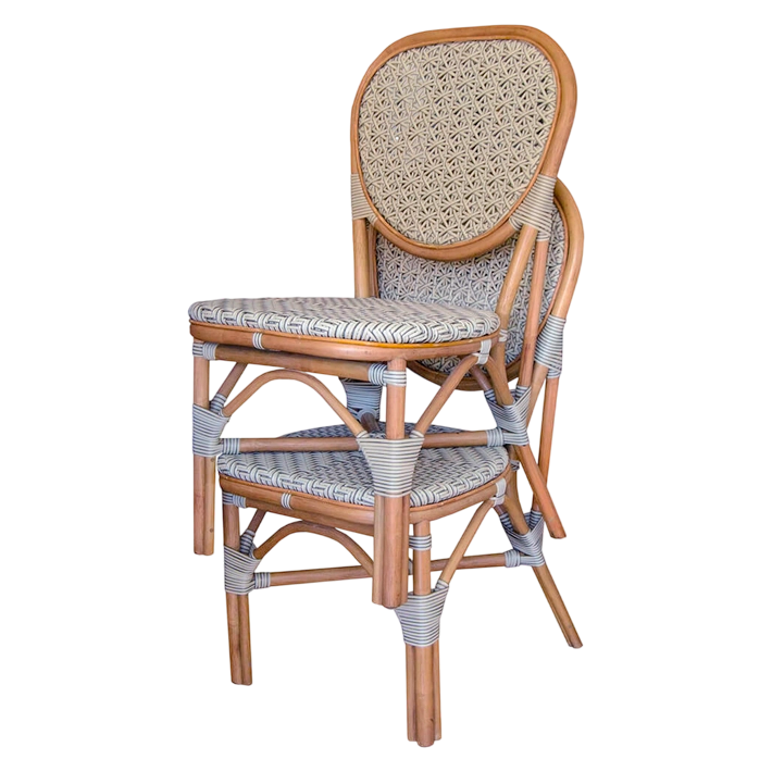 Silla Bistró Ratán Blanca fabricada en ratán natural con asiento y respaldo en ratán sintético, estructura apilable