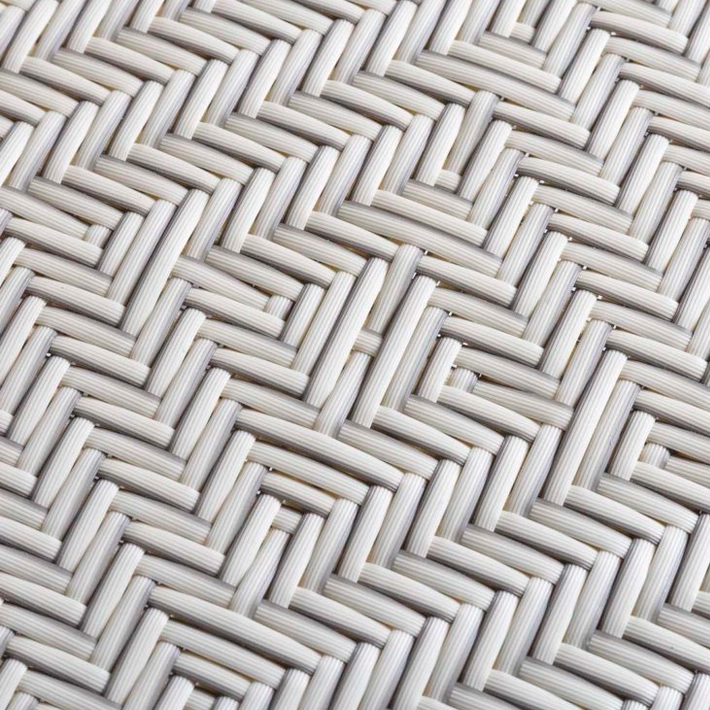 Silla Bistró Ratán Blanca fabricada en ratán natural con asiento y respaldo en ratán sintético, estructura apilable