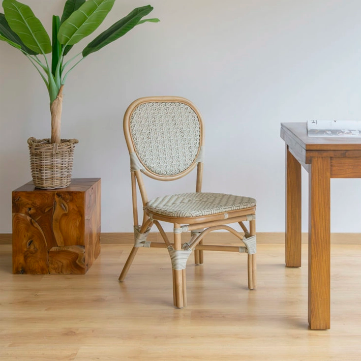 Silla Bistró Ratán Blanca fabricada en ratán natural con asiento y respaldo en ratán sintético, estructura apilable