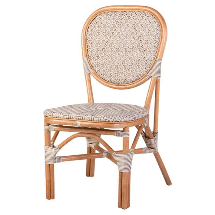 Silla Bistró Ratán Blanca fabricada en ratán natural con asiento y respaldo en ratán sintético, estructura apilable