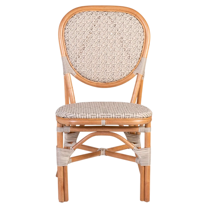 Silla Bistró Ratán Blanca fabricada en ratán natural con asiento y respaldo en ratán sintético, estructura apilable
