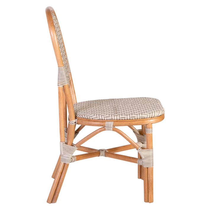Silla Bistró Ratán Blanca fabricada en ratán natural con asiento y respaldo en ratán sintético, estructura apilable