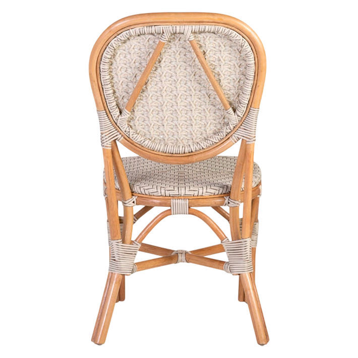 Silla Bistró Ratán Blanca fabricada en ratán natural con asiento y respaldo en ratán sintético, estructura apilable