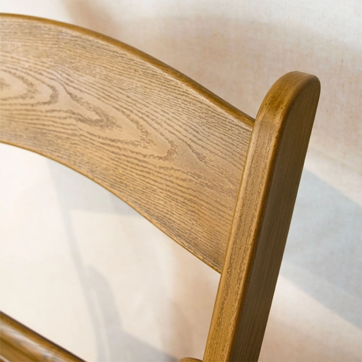 Alt Silla Travel fabricada en polipropileno que imita a la perfección al acabado de la madera para eventos y hostelería EME Mobiliario 