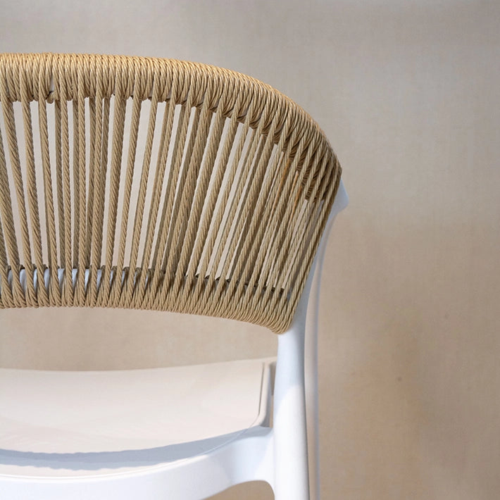 Alt Silla apilable con estructura de polipropileno de color blanco con cuerdas de color marrón EME Mobiliario