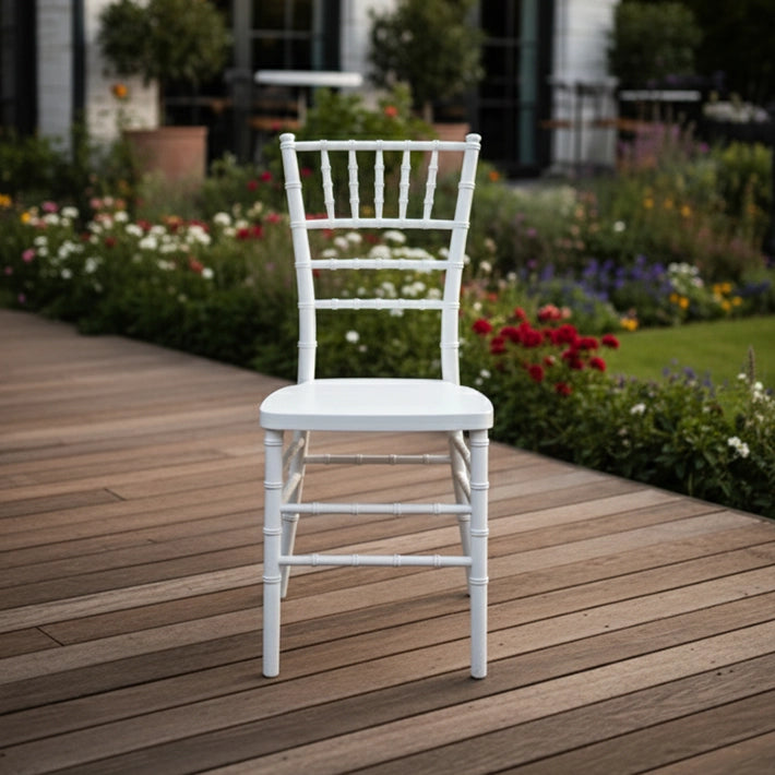 Alt Sillas Chiavari con estructura de color blanca y reforzada, diseñada para el uso intensivo en el sector de la hostelería EME Mobiliario