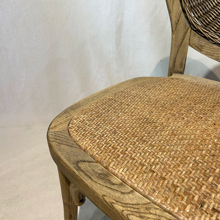 Silla Medallón Mimbre fabricada en madera de olmo con asiento y respaldo de mimbre ideal para eventos y hostelería 