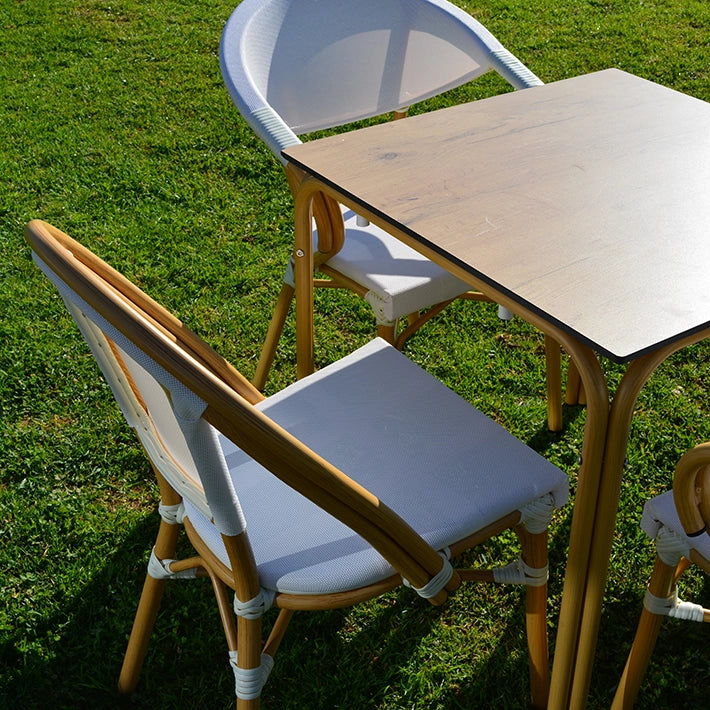 Alt Silla Nantes Blanca totalmente apilable y de estilo bistró fabricada con aluminio imitación ratán y tela textilene ideal para el uso intensivo profesional EME Mobiliario 