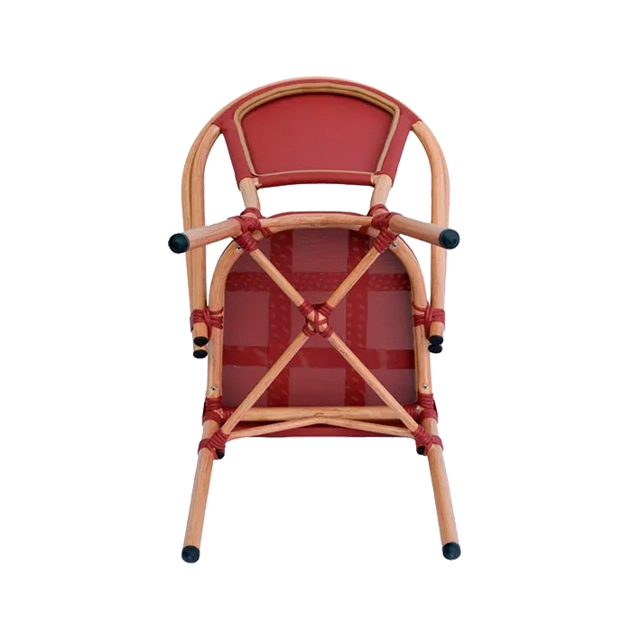 Alt Silla Nantes fabricada con aluminio que imita al ratán y asiento y respaldo de textilene en color burdeos es una silla tipo bistró apilable ideal para el uso en establecimientos de hostelería EME Mobiliario 