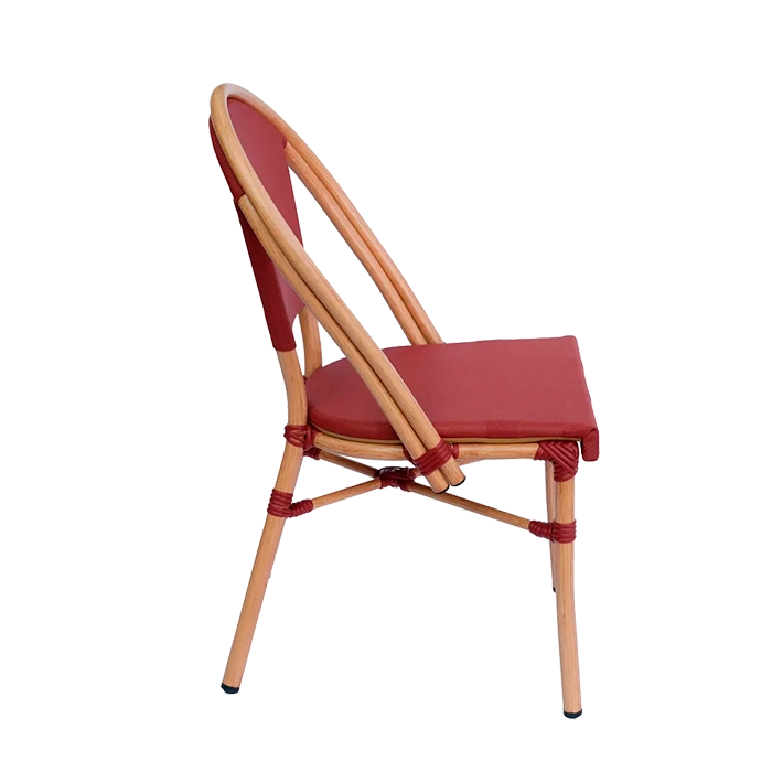 Alt Silla Nantes fabricada con aluminio que imita al ratán y asiento y respaldo de textilene en color burdeos es una silla tipo bistró apilable ideal para el uso en establecimientos de hostelería EME Mobiliario 