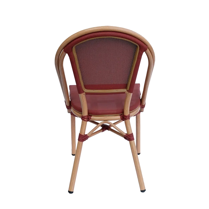 Alt Silla Nantes fabricada con aluminio que imita al ratán y asiento y respaldo de textilene en color burdeos es una silla tipo bistró apilable ideal para el uso en establecimientos de hostelería EME Mobiliario 