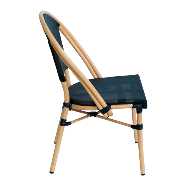 Alt Silla Nantes Negra fabricada en aluminio imitación ratán y textilene en color negro es la silla bistró apilable perfecta para el uso intensivo profesional EME Mobiliario 