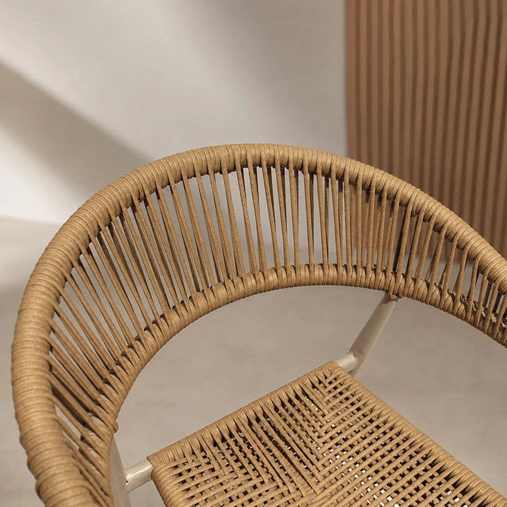 Silla Napoli fabricada en acero y cuerda sintética ideal para usar en el exterior de tu establecimiento de hostelería