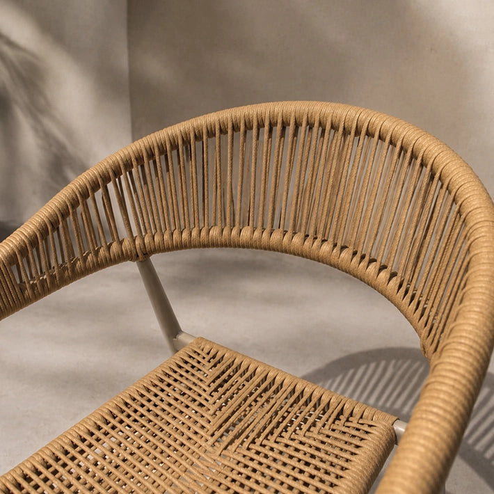 Silla Napoli fabricada en acero y cuerda sintética ideal para usar en el exterior de tu establecimiento de hostelería