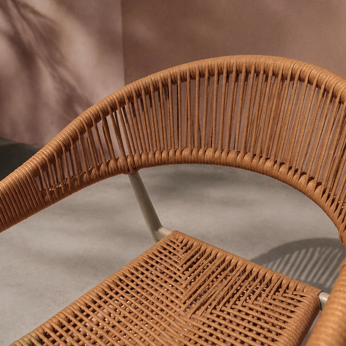 Silla Napoli fabricada en acero y cuerda sintética 100% apta para su uso en exterior, estructura apilable
