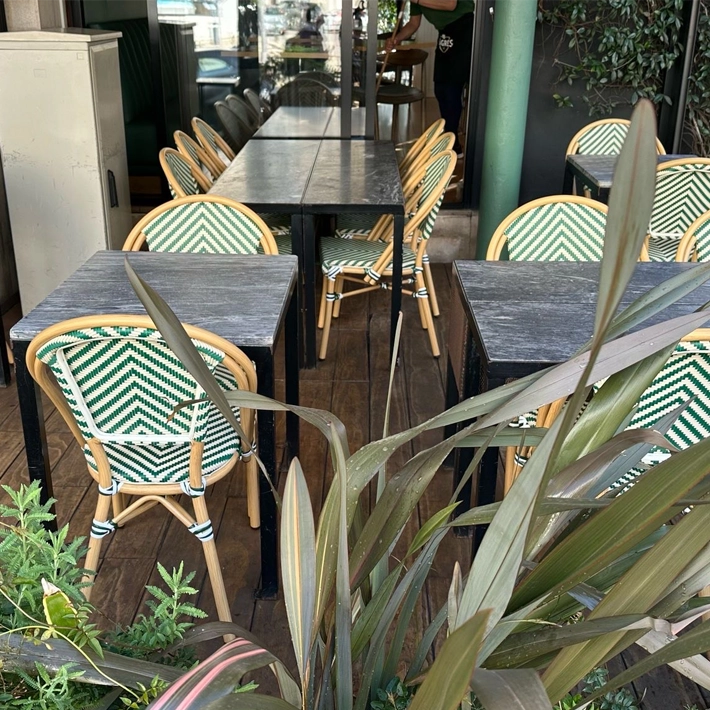 Alt Silla Paris Verde fabricada en aluminio y textilene trenzado verde y blanco ideal para establecimientos de hostelería EME Mobiliario 