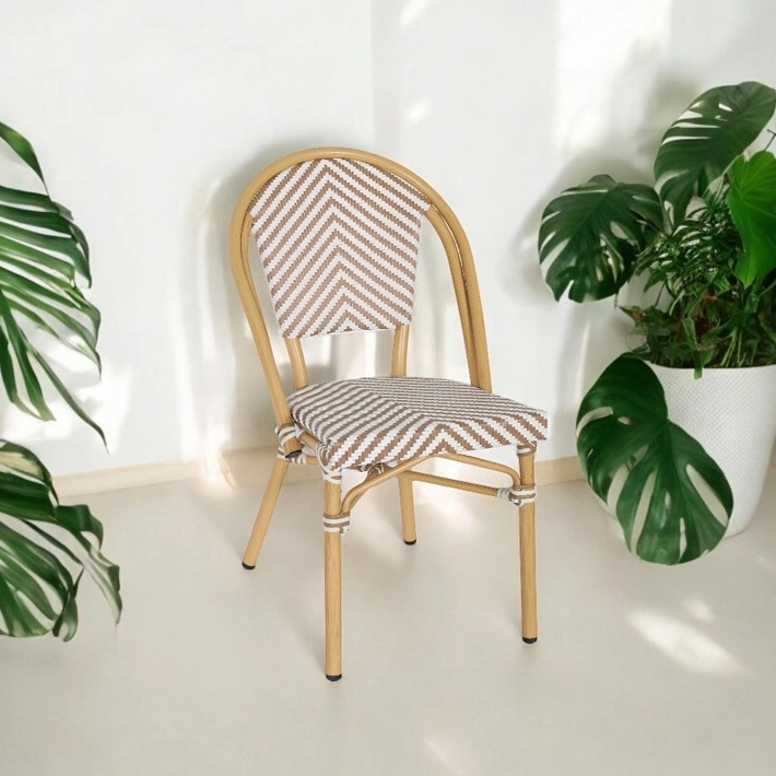 Alt Silla Paris Beige fabricada en aluminio y textilene trenzado en color beige y blanco es una silla bistró apilable ideal para el uso en establecimientos de hostelería EME Mobiliario