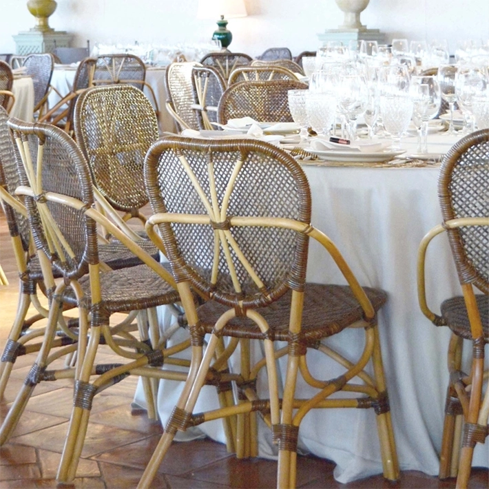 Alt Silla Ratan Natural con un diseño romántico ideal para eventos y establecimientos de hostelería EME Mobiliario 
