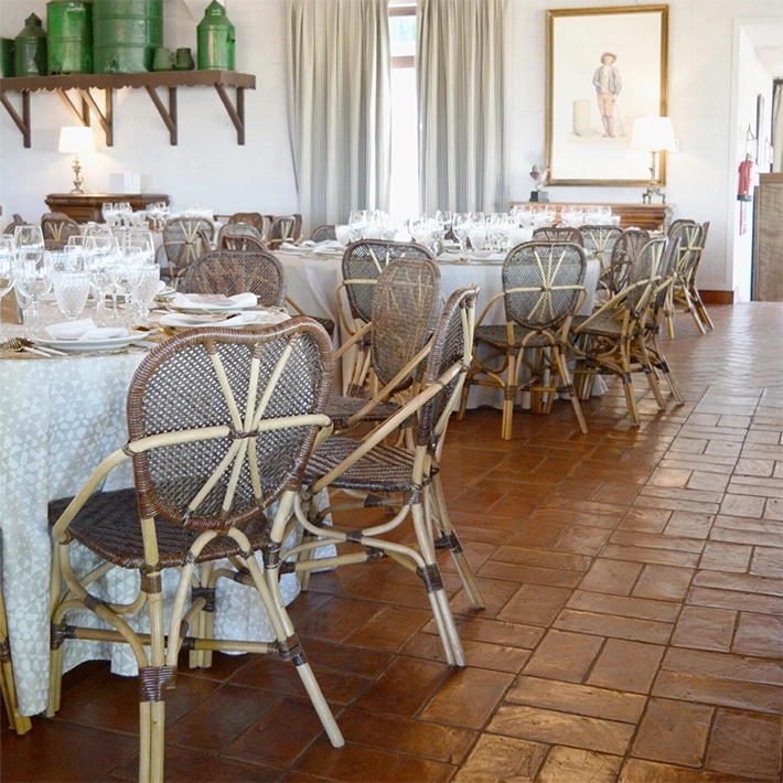 Alt Silla Ratan Natural con un diseño romántico ideal para eventos y establecimientos de hostelería EME Mobiliario 