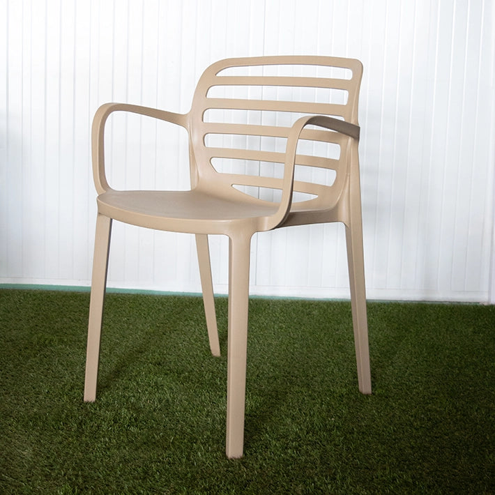 Alt Silla para hostelería de color Arena con respaldo de rejilla y reposabrazos EME Mobiliario