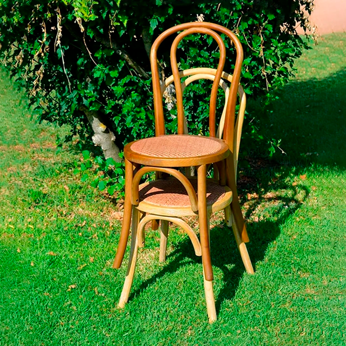 Alt Sillas Thonet fabricadas en madera con estructura apilable EME Mobiliario