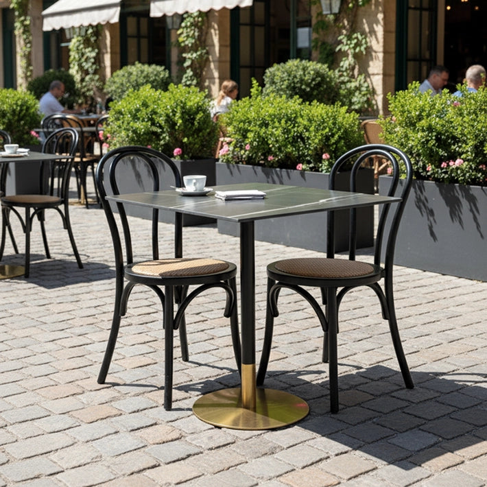 Alt Base de Mesa con detalle dorado con nuestra Silla Thonet Negra, ideales para el sector de la hostelería EME Mobiliario