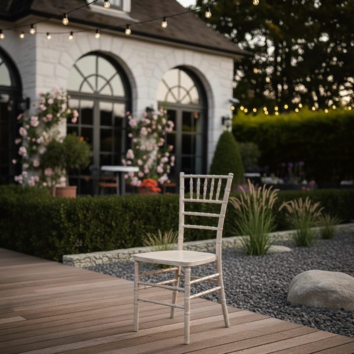 Alt Sillas Tiffany con acabado en madera decapada para combinar en bodas, eventos EME Mobiliario