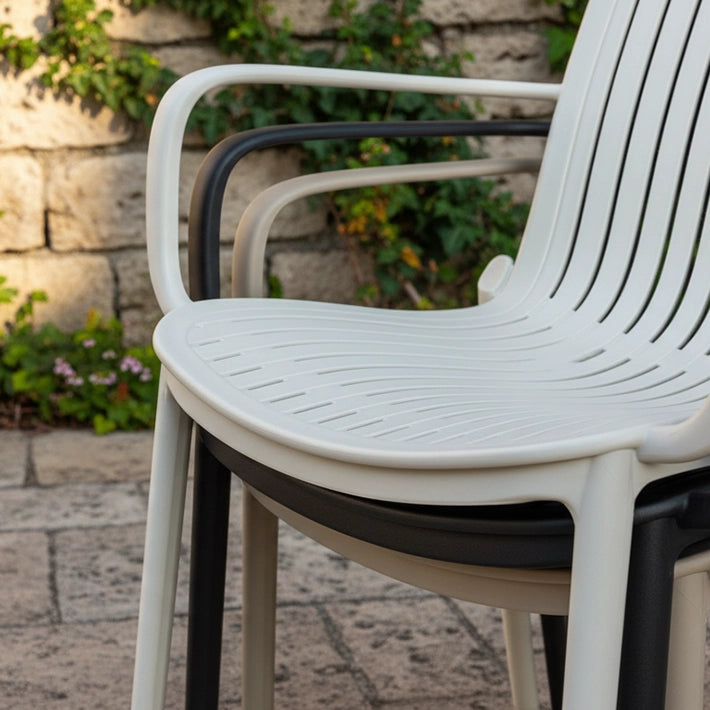 Alt Sillas Capri fabricadas en polipropileno para uso en Interiores y Exteriores EME Mobiliario