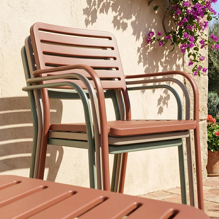 Sillas Olbias fabricadas en acero con estructura apilable, disponible en tres colores