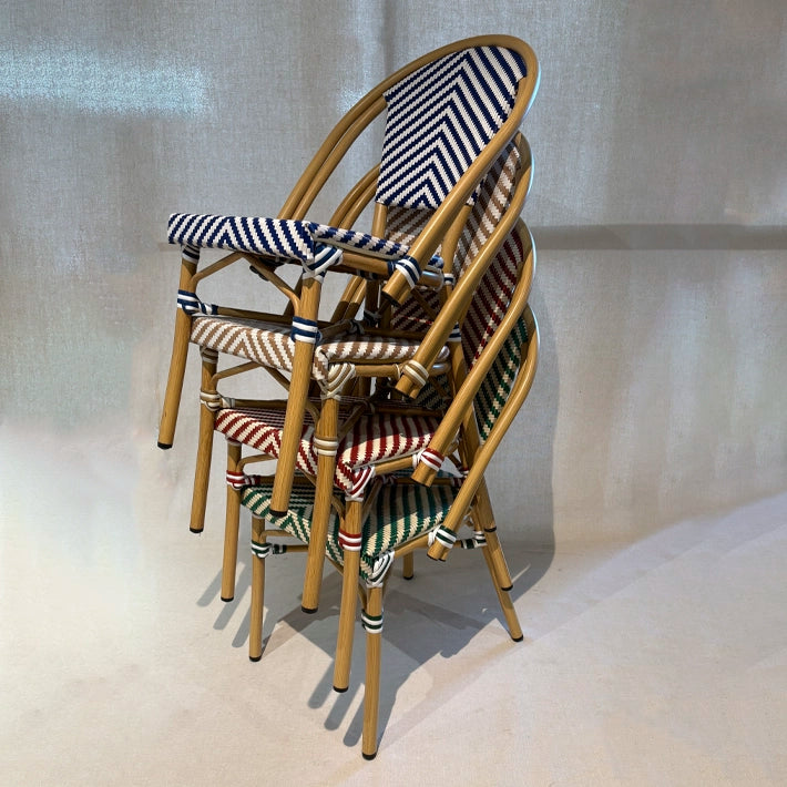 Alt Sillas de estilo bistró con estructura apilable, diseñadas para Hostelería EME Mobiliario