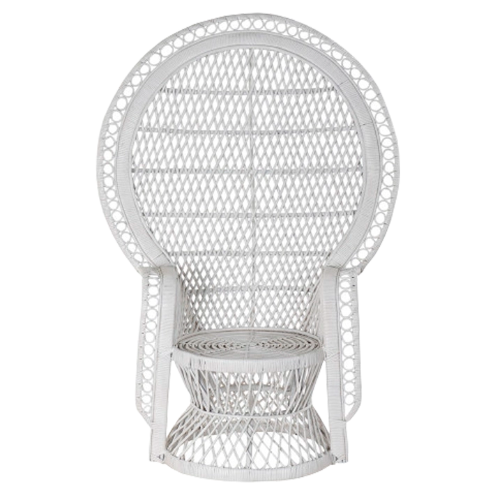 Alt Sillón Emmanuelle Blanco fabricado en ratán ideal para usar en zona chillout