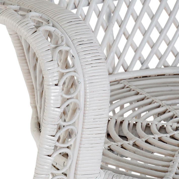 Alt Sillón Emmanuelle Blanco fabricado en ratán ideal para usar en zona chillout