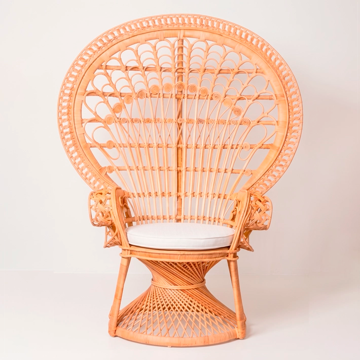 Sillón Emmanuele fabricado en ratán natural con la famosa forma peacock ideal para dar un toque boho a cualquier espacio