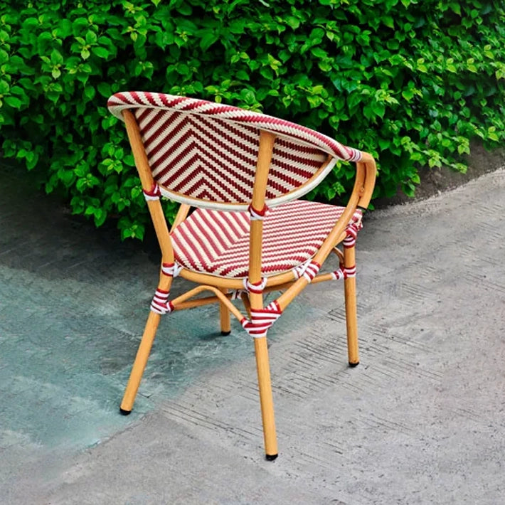 Alt Sillón Paris en color rojo con estructura de aluminio imitación ratán y asiento y respaldo en textilene rojo y blanco para hostelería EME Mobiliario