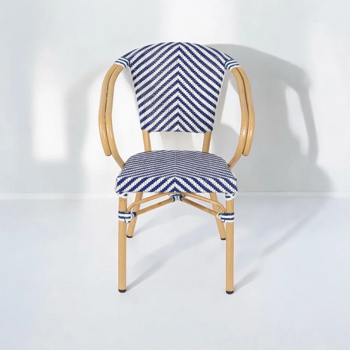 Alt Sillón París Azul fabricado en aluminio y en un textilene trenzado con un bonito diseño en color blanco y azul, totalmente apilable EME Mobiliario 