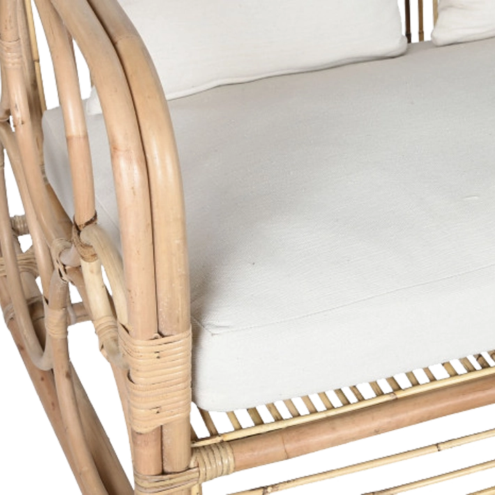 Alt Sofá fabricado en ratán con un bonito diseño y cojines blancos de algodón para chillout EME Mobiliario