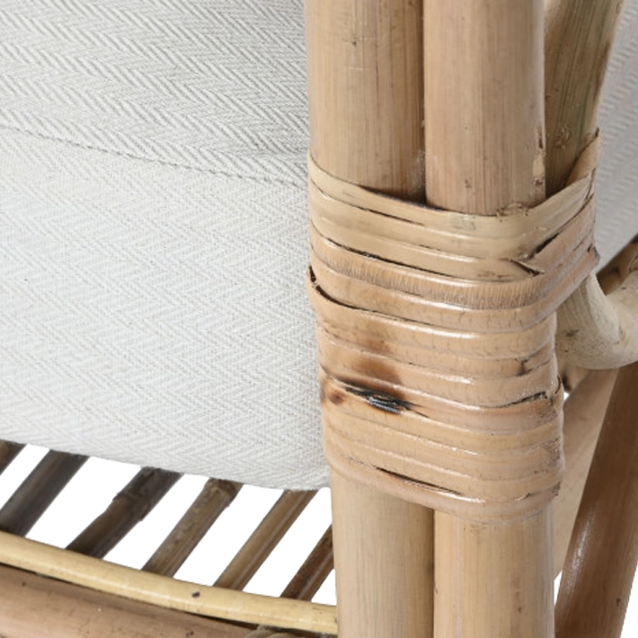 Alt Sofá fabricado en ratán con un bonito diseño y cojines blancos de algodón para chillout EME Mobiliario