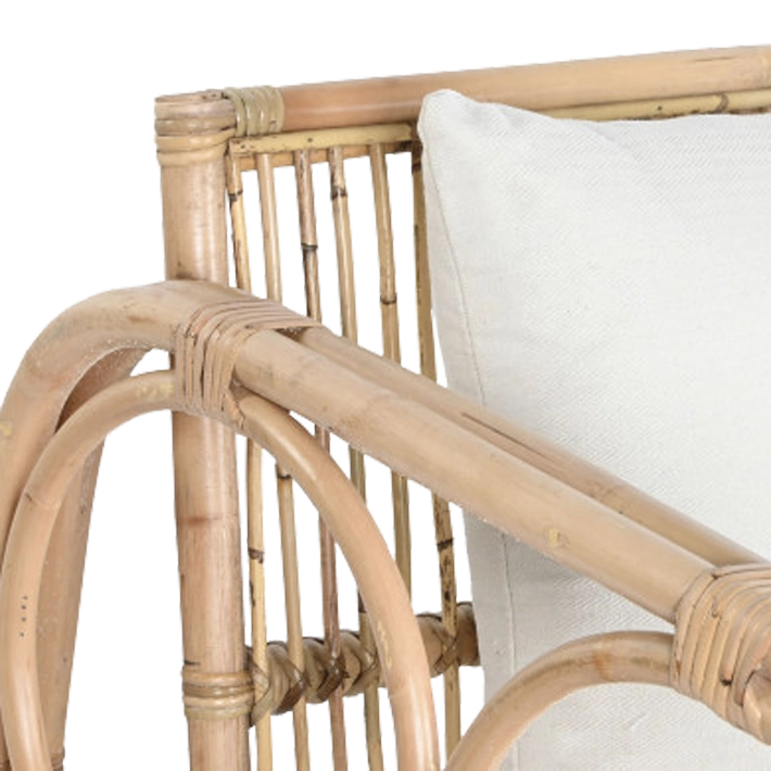 Alt Sofá fabricado en ratán con un bonito diseño y cojines blancos de algodón para chillout EME Mobiliario