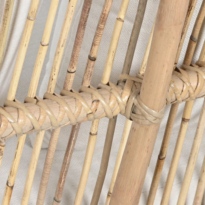 Alt Sofá fabricado en ratán con un bonito diseño y cojines blancos de algodón para chillout EME Mobiliario