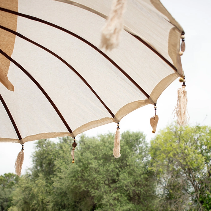 Alt Sombrilla Balinesa fabricada de forma artesanal con materiales naturales ideal para eventos y hostelería