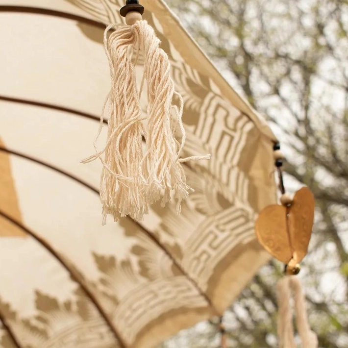 Alt Sombrilla Balinesa Decorada Oro ideal para usar en eventos y hostelería