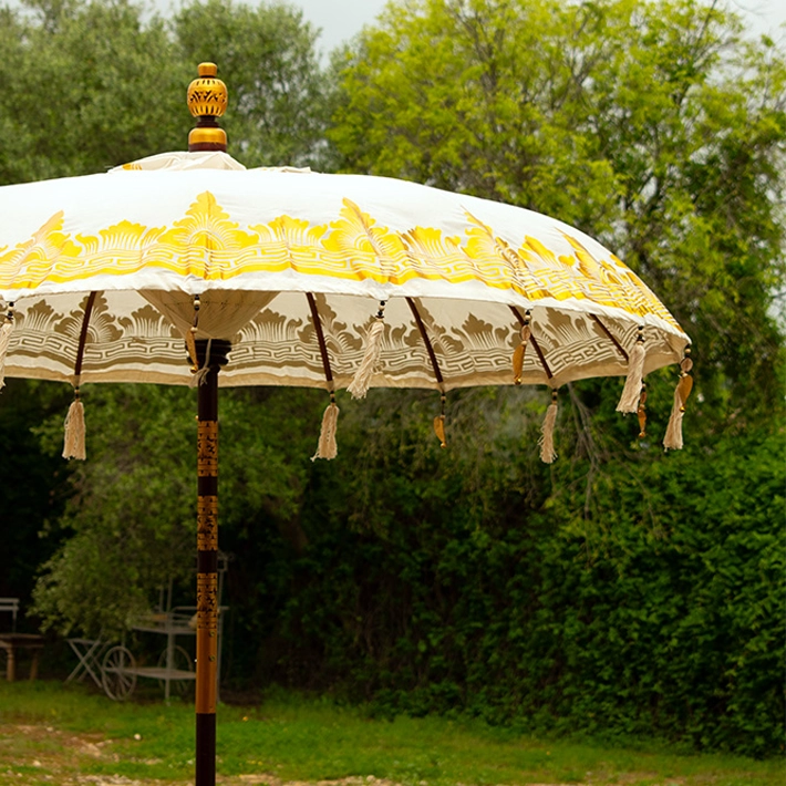 Alt Sombrilla Balinesa Decorada Oro ideal para usar en eventos y hostelería