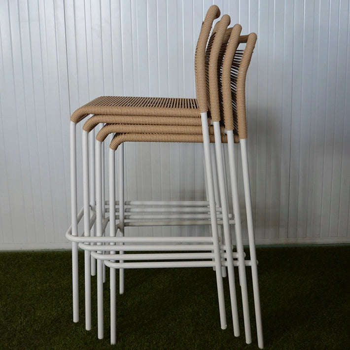 Alt Taburetes fabricados en acero de color blanco, ideales para Hostelería EME Mobiliario