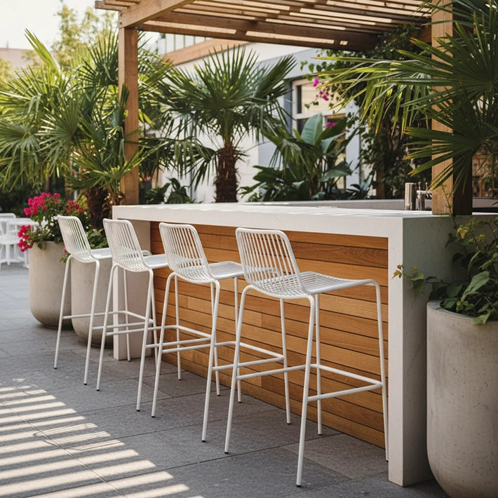Alt Taburetes Menorca fabricados en acero con estructura apilable y acabado en color blanco EME Mobiliario