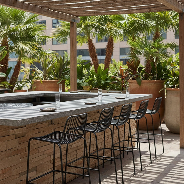 Alt Taburetes Menorca fabricados en acero con estructura apilable y acabado en color negro EME Mobiliario