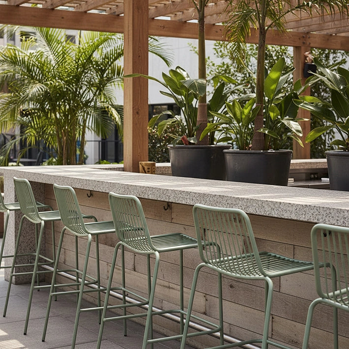 Alt Taburetes Menorca fabricados en acero con estructura apilable y acabado en color verde EME Mobiliario