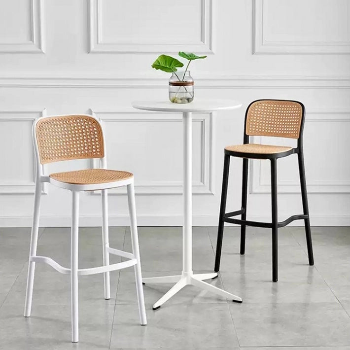 Alt Taburete Oporto negro fabricado 100% polipropileno con asiento y respaldo imitación al ratán en color natural EME Mobiliario 