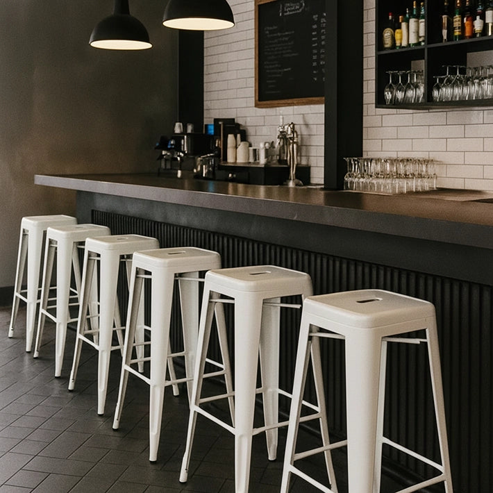 Alt Taburetes Tolix fabricados en acero con acabado blanco para Hostelería EME Mobiliario