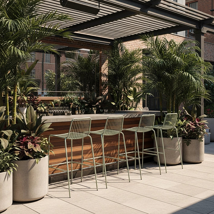 Alt Taburetes Menorca fabricados en acero con estructura apilable y acabado en color verde EME Mobiliario